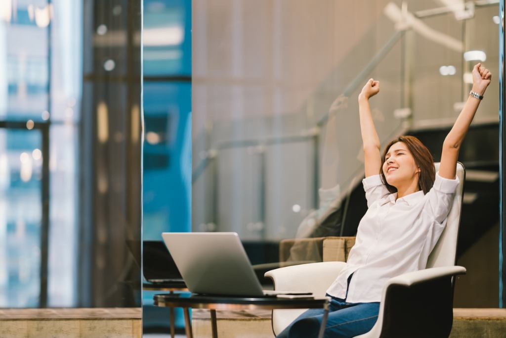 写真-beautiful-asian-girl-celebrate-with-laptop-hands-stretch-or-finish-picture-id691886246