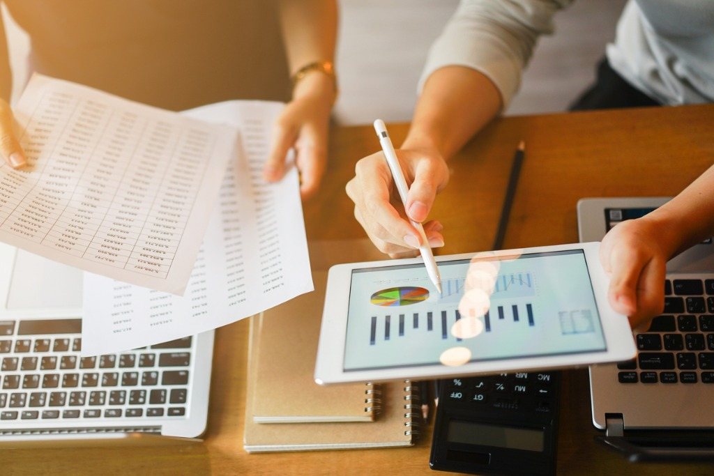 写真-close-up-group-of-businessman-use-stylus-pen-for-explaining-dashboard-picture-id1138898580