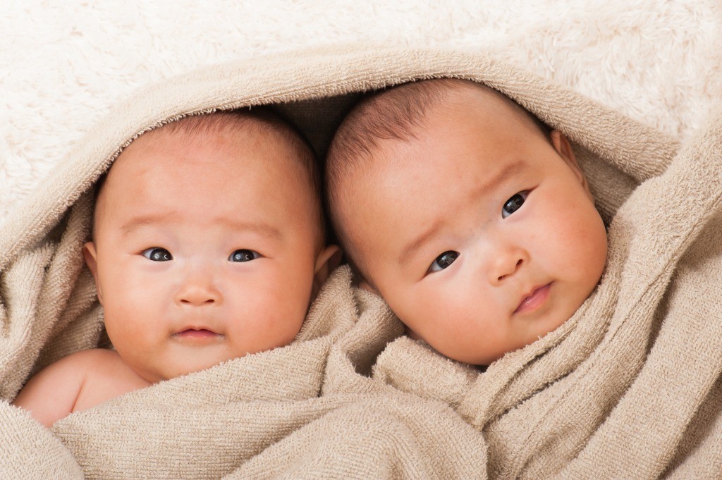 写真-類似japanese-baby-twins-picture-id518829296