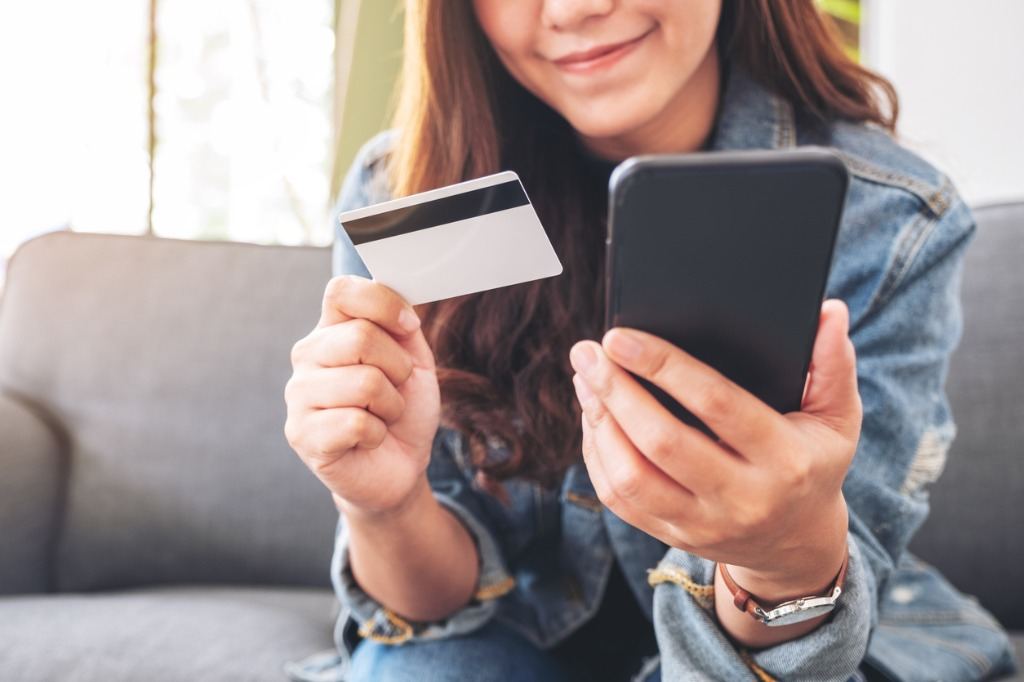 写真-woman-using-credit-card-for-purchasing-and-shopping-online-picture-id1163541748