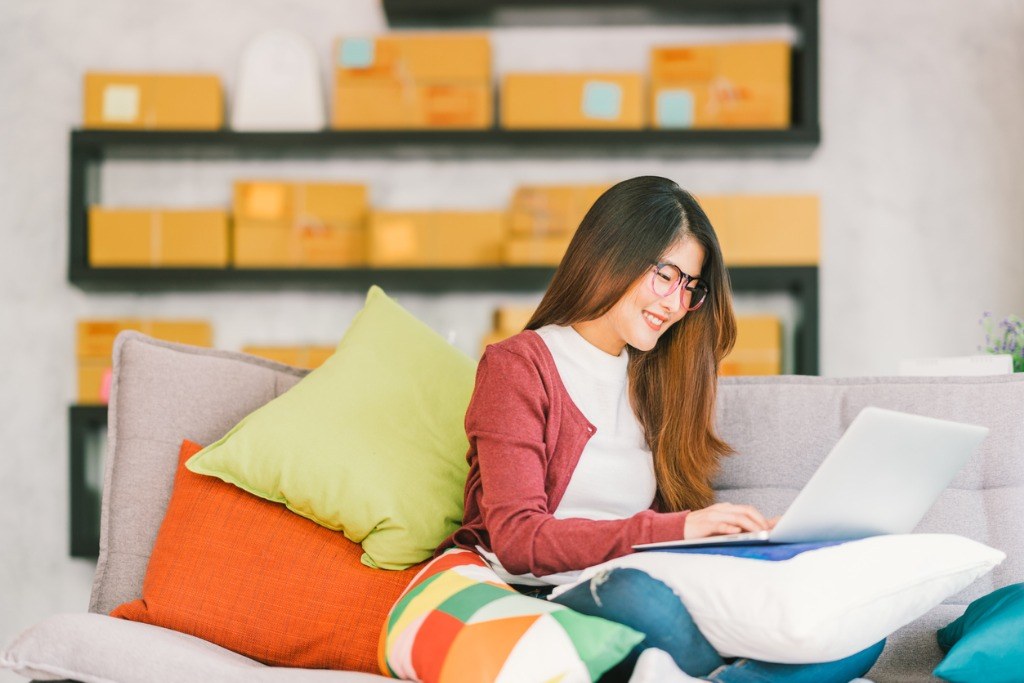 写真-young-asian-small-business-owner-working-on-laptop-computer-at-home-picture-id641890170